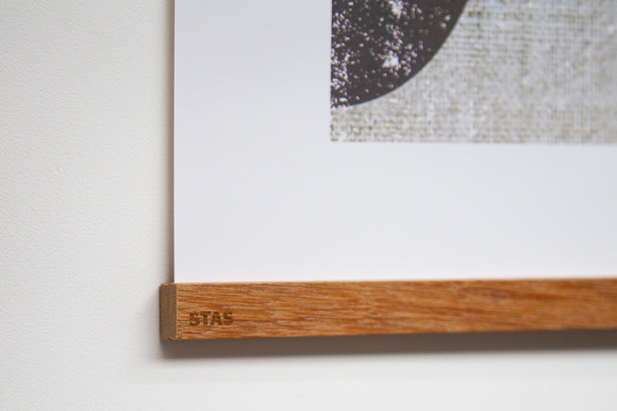 STAS posterhanger teak: Magnetic clamp protects and secures.