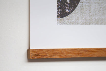 STAS posterhanger teak: Magnetic clamp protects and secures.