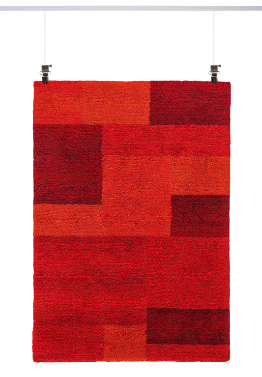 STAS quilt hanger easily hangs wall blankets and quilts with sturdy clips.